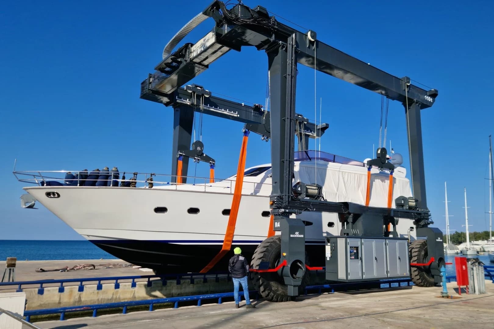 160t-travel-lift-1